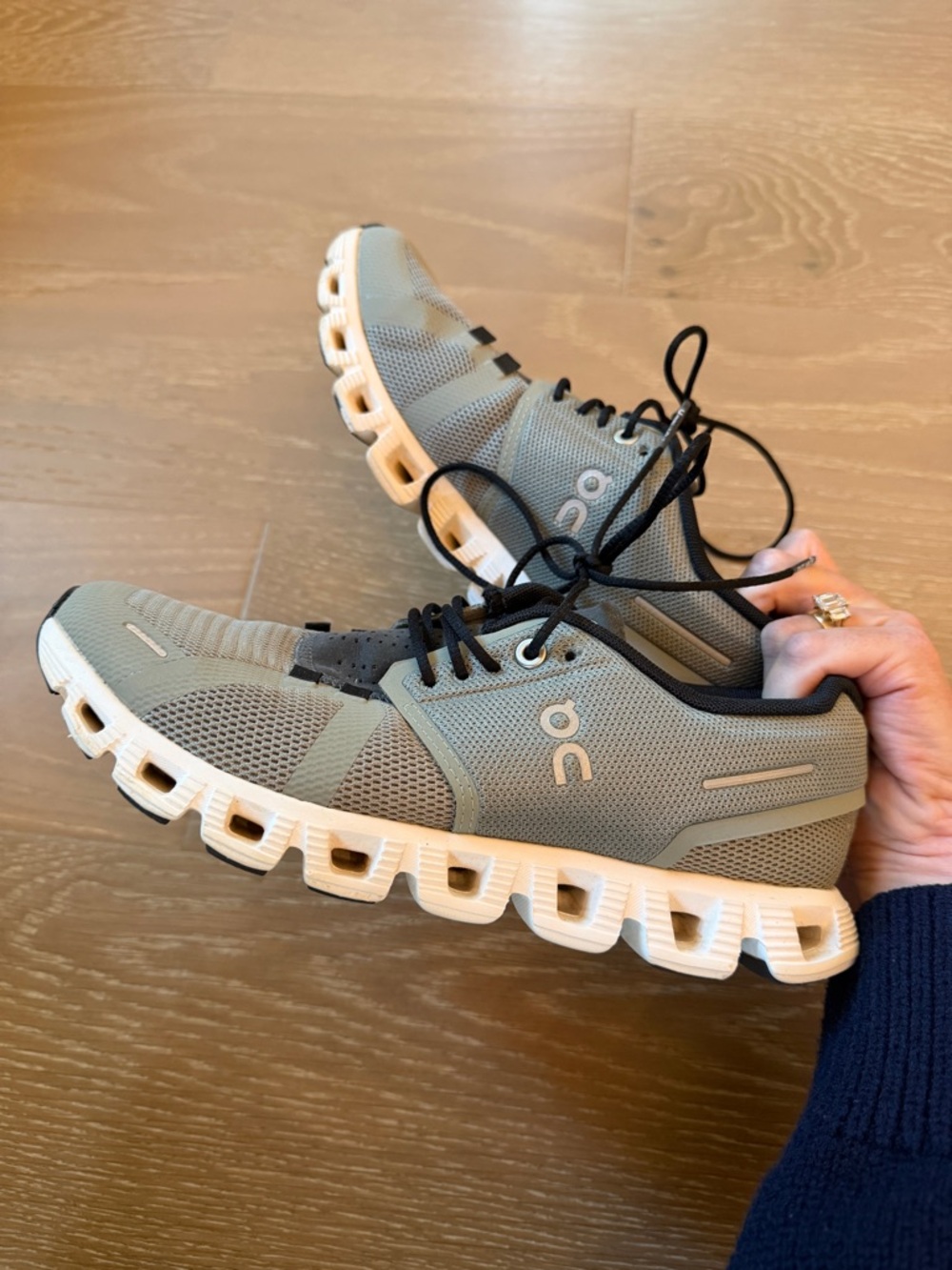 On Cloud Running Shoes - women 8 - dry cleaned